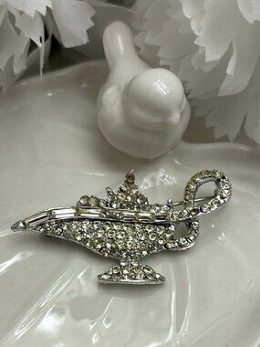 VINTAGE RHINESTONE ALADDIN-STYLE BROOCH